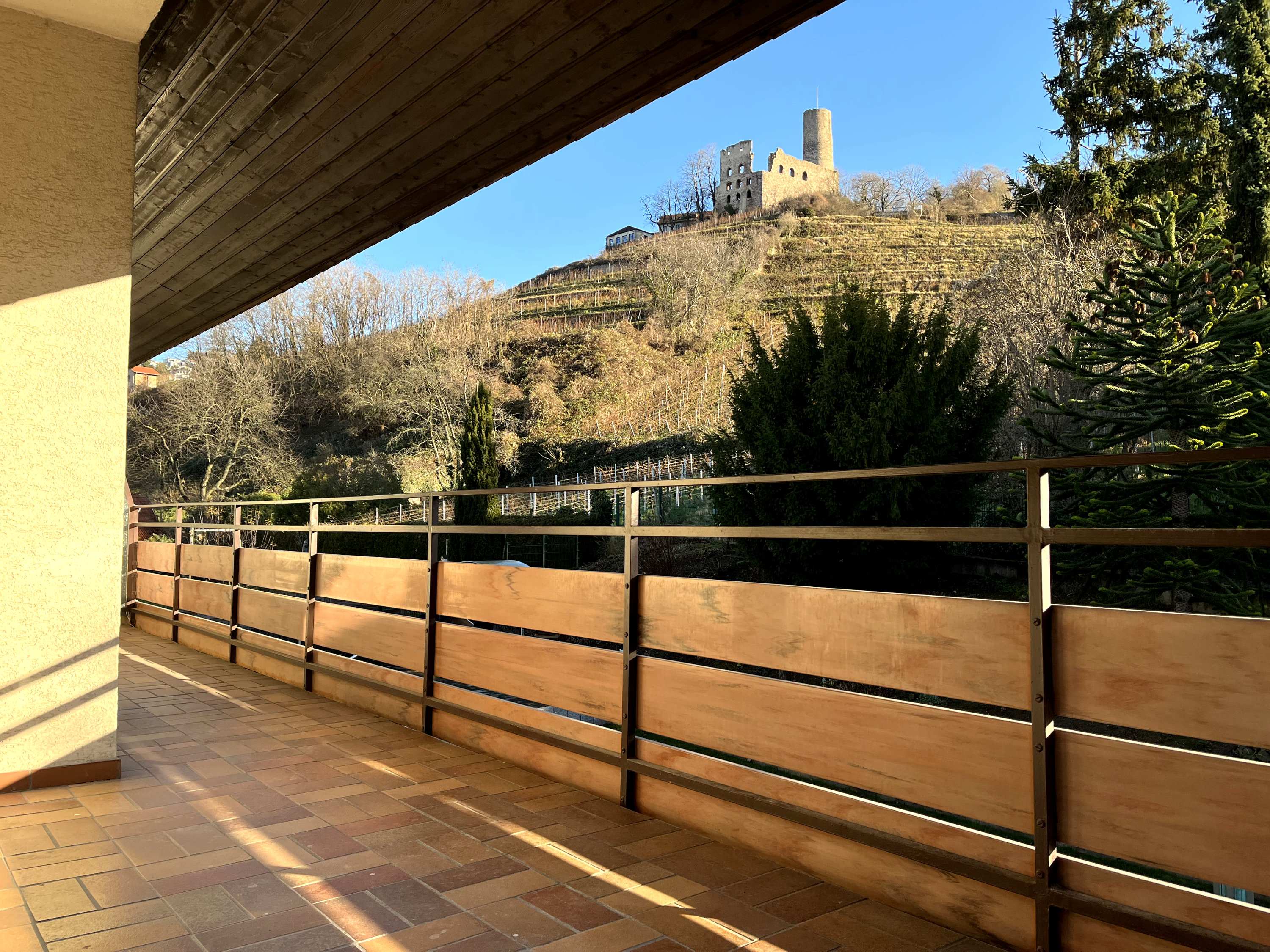 Objekt-ID 2102, Balkon mit Strahlenburg-Blick, Immobilienmakler Bergstraße