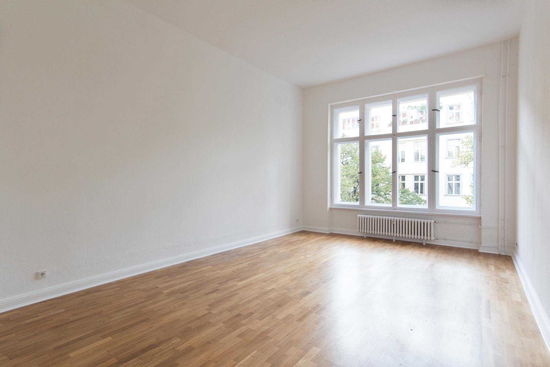 Vermieten - heller, leerer Raum, Immobilienmakler an der Bergstraße
